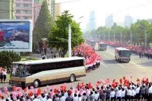 Dân Bình Nhưỡng đổ ra đường đón mừng kỹ sư tên lửa