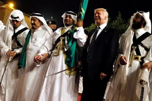 Ông Trump hào hứng dự lễ 'nhảy kiếm' tại Ả Rập Saudi