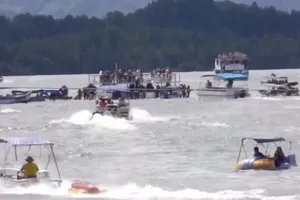 Tàu 4 tầng chở 150 người chìm ở Colombia