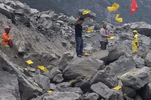 Khói vàng mã nghi ngút ở điểm lở đất Trung Quốc