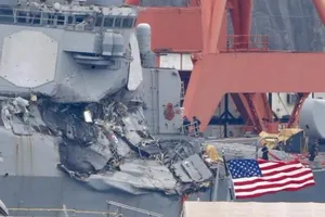 Tàu chiến Mỹ va chạm tàu hàng: Hé lộ tình tiết bất ngờ