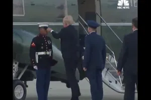 Tổng thống Trump hai lần nhặt mũ cho lính Mỹ