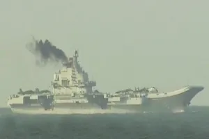 Tàu sân bay Trung Quốc nhả khói đen mù mịt ở Hong Kong