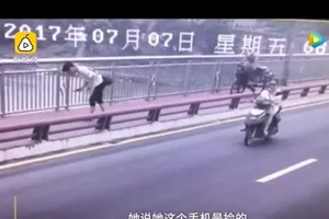 Thấy nhảy cầu tự tử, liền chạy tới hốt của ‘bỏ quên’