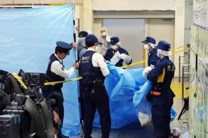 Tokyo chấn động với vali chứa thi thể giấu trong rừng