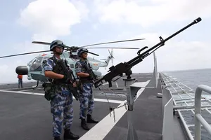 Người nhái Nhật áp sát tàu chiến Trung Quốc