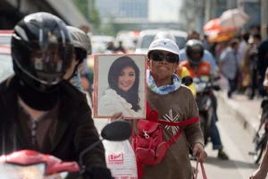 Đoàn xe chở bà Yingluck tới gần biên giới Campuchia