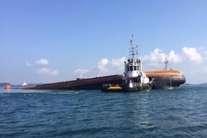 Tai nạn tàu hàng trên biển Singapore, 5 người mất tích