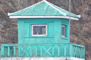 Biên phòng Triều Tiên qua biên giới mượn điện thoại?