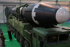 Cận cảnh siêu tên lửa mới của Triều Tiên