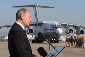 Tổng thống Putin thăm Syria, lệnh rút quân về nước