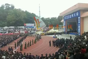 Trung Quốc: Hàng ngàn dân xem tuyên án tử hình 10 người