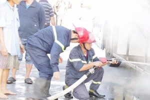 Xe cháy đùng đùng trên quốc lộ, 30 người thoát hiểm