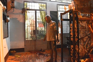 'Khủng bố' nhà dân bằng tiết heo pha mắm tôm