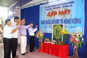 Dân huyện đảo Trường Sa dâng hương lên vua Hùng