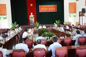 Họp báo vụ cán bộ bịa chuyện bị cướp ​gỗ