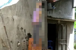 Cụ bà hốt hoảng thấy con chết trong tư thế treo cổ