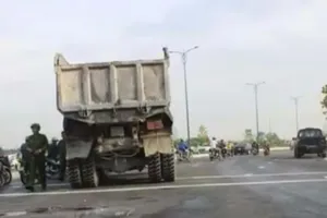 Nam công nhân tử vong trên đại lộ Mai Chí Thọ