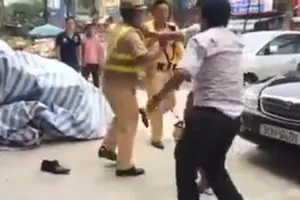 Đã phạm luật lại còn lăng mạ cảnh sát giao thông