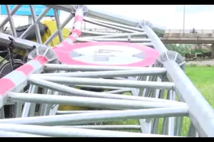 Container 'cào' sập cổng chào ở Vĩnh Long