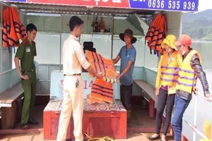 Công an tặng áo phao cho các bến đò