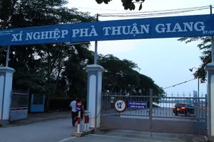 Xe tông nhân viên bến phà rồi lao xuống sông