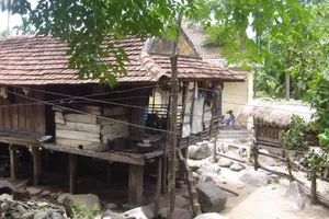 Núi Sa Lung bị nứt đe dọa hàng chục gia đình