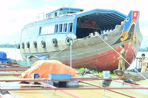 Tài công ngủ gật, ghe đâm nát 4 bè cá của dân