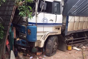 Xe tải lao thẳng vào nhà dân, đè nát xe máy