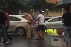 Một tài xế liên tục rút gậy golf đánh CSGT