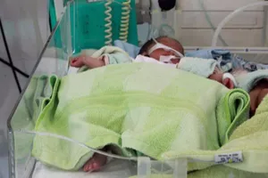 Bé gái sinh non bị bỏ trong túi nilon trước nhà dân