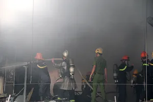 Cháy gara ô tô ở Đà Nẵng, 7 xe cứu hỏa đến hiện trường