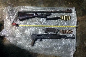 Khám nhà kẻ mang lựu đạn đi đòi nợ, phát hiện súng AK