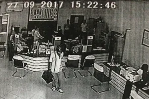 Bảo vệ kể lại giây phút đối mặt kẻ cướp ngân hàng