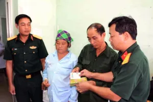 Trung úy quân đội trả lại ví tiền cho bệnh nhân nghèo