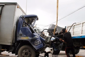 Tông xe trên quốc lộ 22, tài xế kêu cứu trong cabin