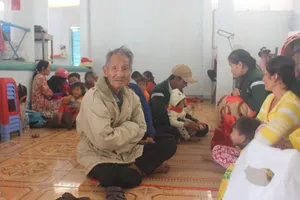 Bến Tre: Nhiều người dân vào đình tránh bão