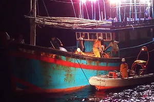 Cứu thuyền viên nguy kịch trên vùng biển Hoàng Sa