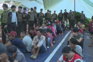 45 bị can trong sòng xóc dĩa có xe đưa rước