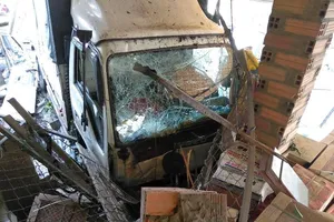 Xe tải ủi sập nhiều hiên nhà bên đường