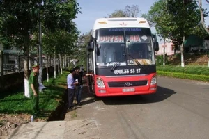 Triệu tập người ném đá xe khách trên đường Hồ Chí Minh