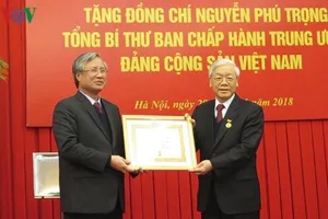 Tổng Bí thư nhận huy hiệu 50 năm tuổi Đảng