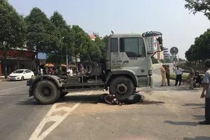 Một phụ nữ bị xe đầu kéo cuốn vào gầm ở quận 12