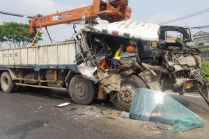 Xe tải húc đuôi container, tài xế và phụ xe kẹt cứng 