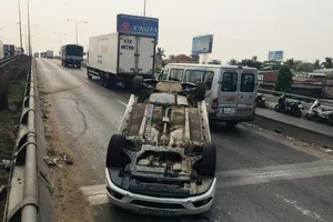 Xe tải húc xế hộp lật ngửa tại Thủ Đức