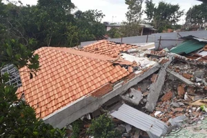  Móng nhà bất ngờ sụt lún kinh hoàng, vùi sâu 3 người