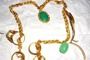 Bị công an dỏm lừa tiền, vàng trong sạp chợ