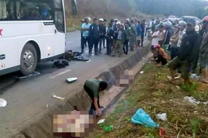 2 vợ chồng tử vong sau khi va chạm với xe khách