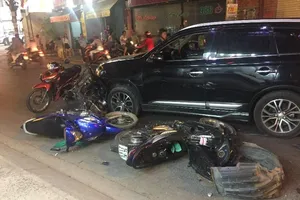 Ô tô 7chỗ tông 4 xe máy trên đường ở Tân Bình