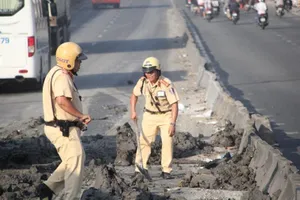 CSGT dọn đống bùn lớn trên quốc lộ